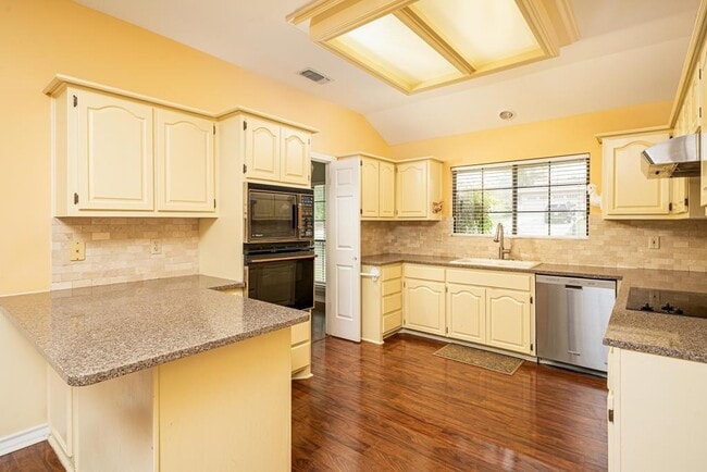 Building Photo - 108 Holly Hill Dr