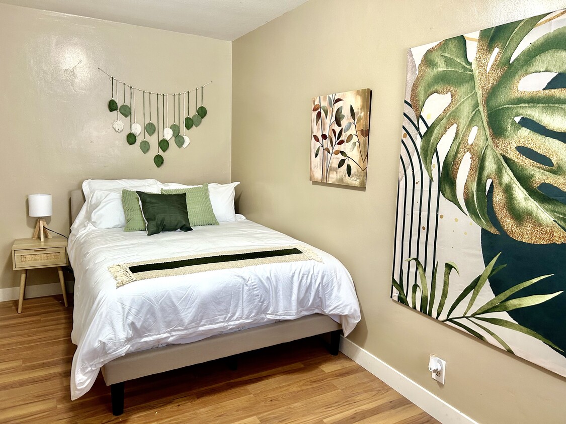 Linens included for an additional cost - 10521 San Gabriel Ave
