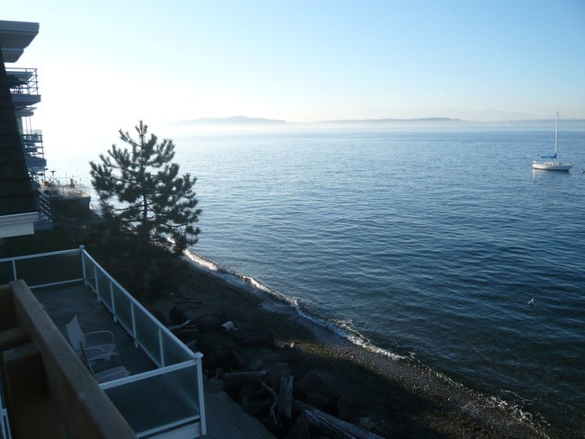 Building Photo - 3043 Alki Ave SW