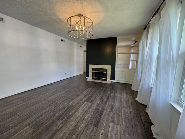 Foto del edificio - West AVL - Beautifully Updated Townhouse
