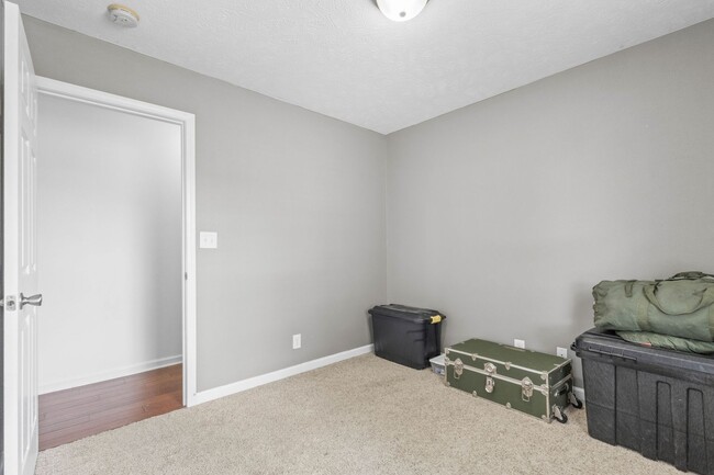 Building Photo - 557 Oakmont Dr