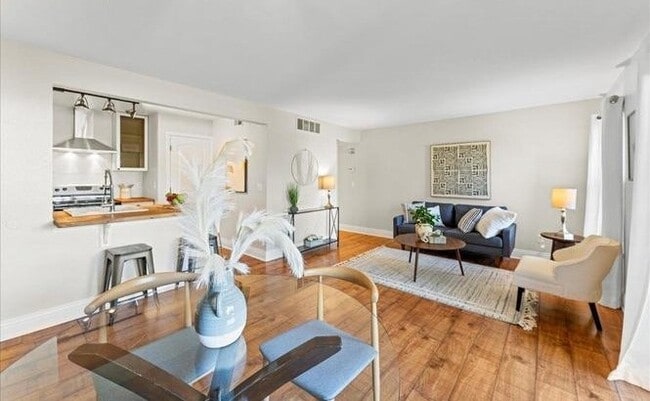 Foto del edificio - 120 Reflections Dr