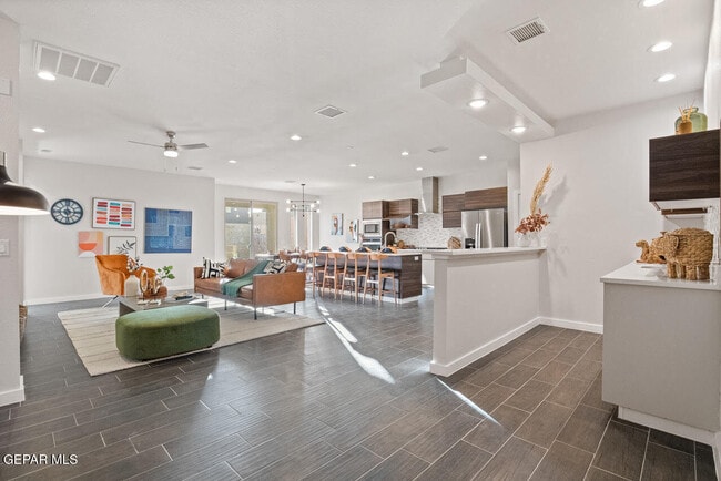 Foto del edificio - 245 Emerald Tower Dr