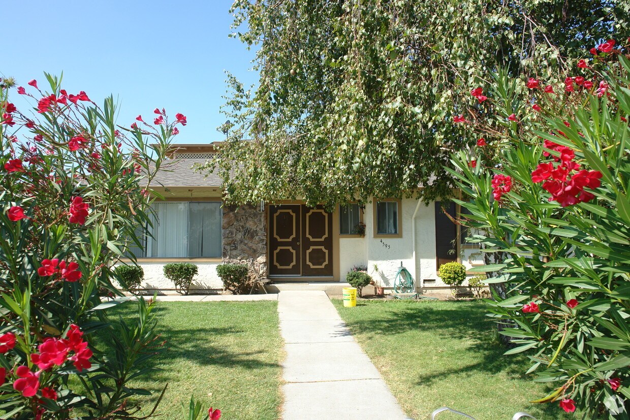 Primary Photo - 4595 Pearl Ave