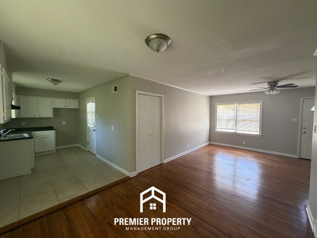 Foto del edificio - Charming 3BR Colonial Acres Cottage | All Hardwood Floors & Huge Fenced Yard