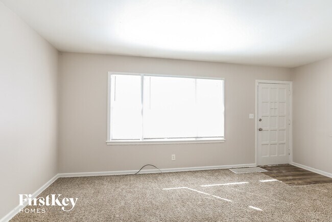 Foto del edificio - 9304 Vaughn Ave