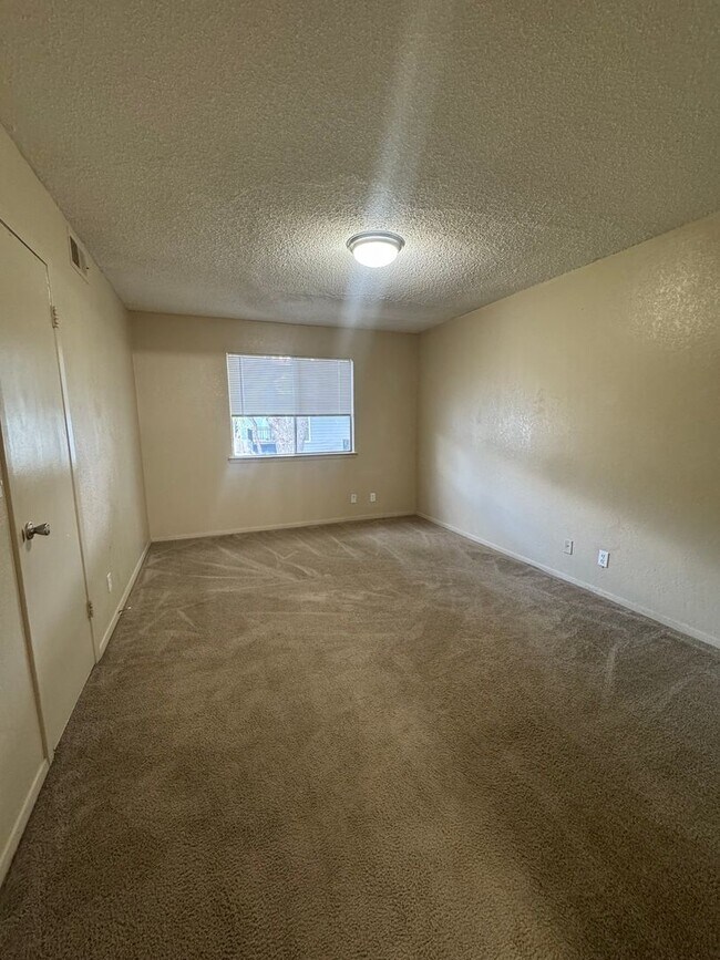 Foto del edificio - 2411 E 55th Pl