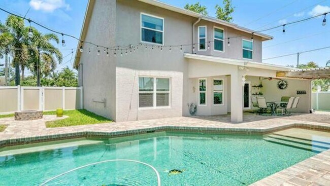 Foto del edificio - 6400 Revelle Cir S
