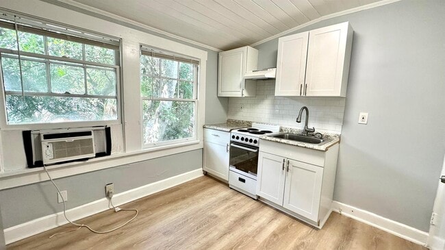 Building Photo - 313 S Lakeside Dr