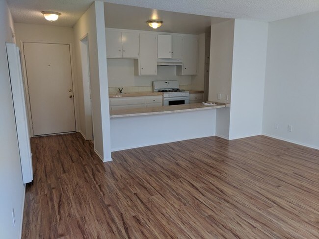 Building Photo - 2306 Oakwood Ave