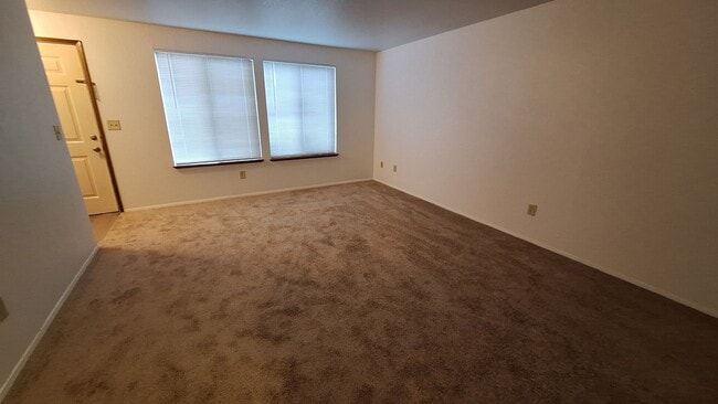 Building Photo - 10505 Holly Dr