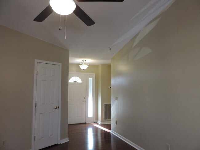 Building Photo - 122 Lakeside Dr
