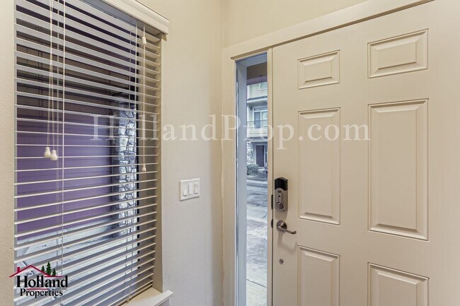 Foto del edificio - Bright & Airy 2-Bed, 2.5-Bath Home with Balcony & Great Neighborhood Views in Hillsboro BEST NEW ...
