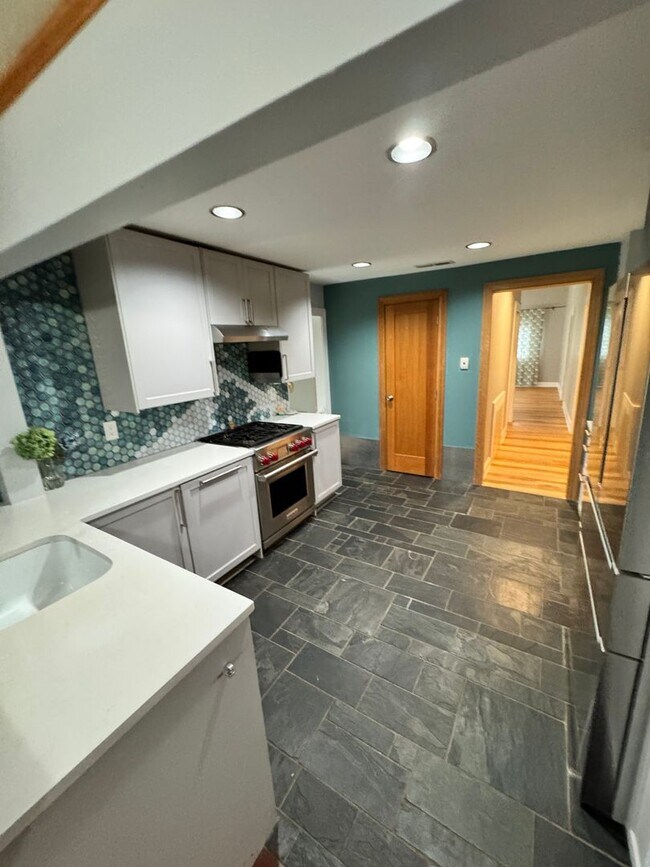 Building Photo - Eclectic Portland Home with Modern Touches and Abundant Natural Light