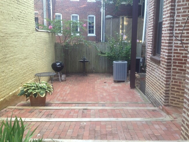 Building Photo - Shabbar-329 E St