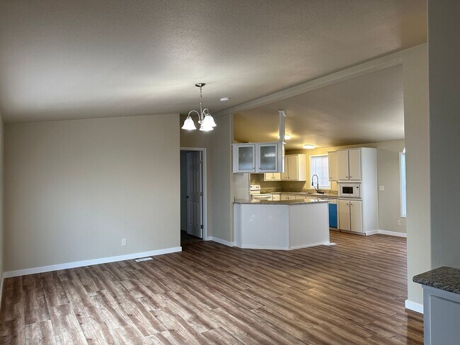 Foto del edificio - Beautiful 3 Bedroom 2 Bath Home Available Now