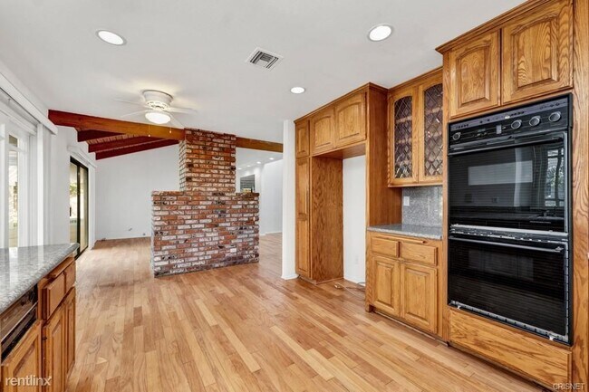 Building Photo - 4 br, 3.5 bath House - 9201 Paso Robles Ave