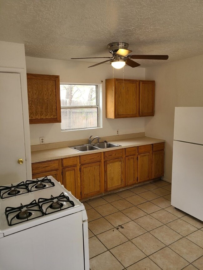 Building Photo - 915 Walter St SE