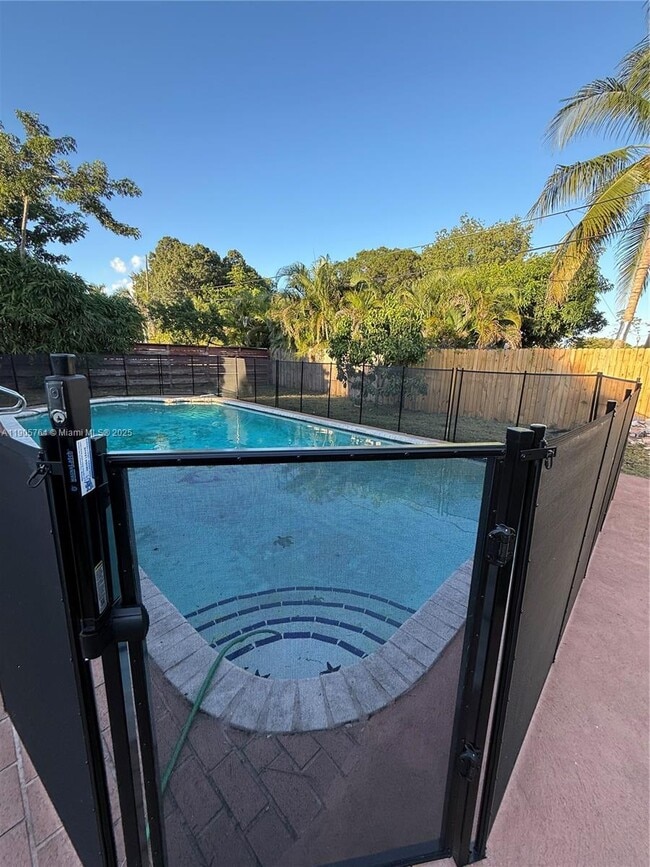 Building Photo - 828 Fairway Dr