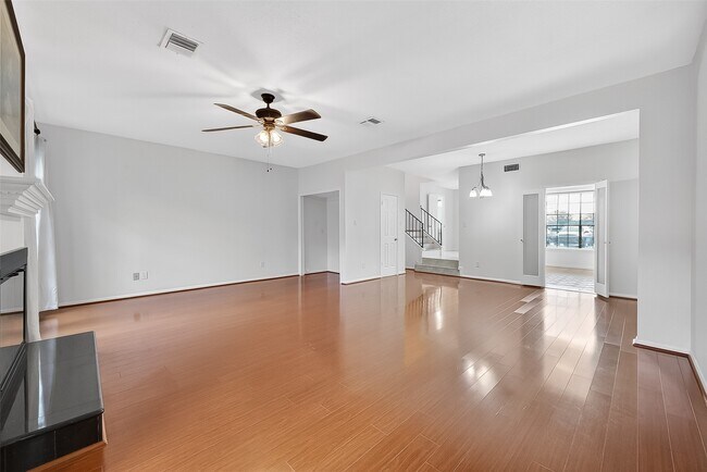 Foto del edificio - 7505 Memorial Woods Dr