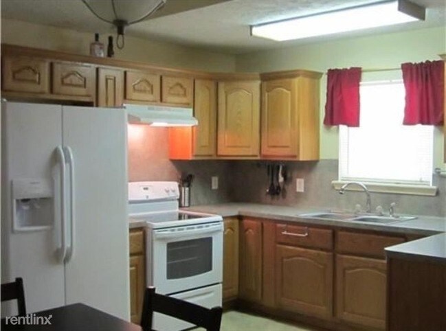 Building Photo - 3 br, 1 bath House - 200B Richards St