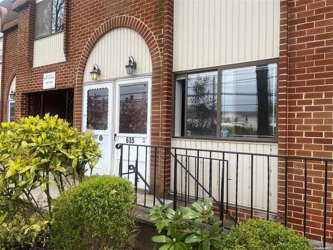 Building Photo - 635 Chestnut St