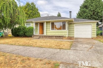 Building Photo - 10925 NE Tillamook St