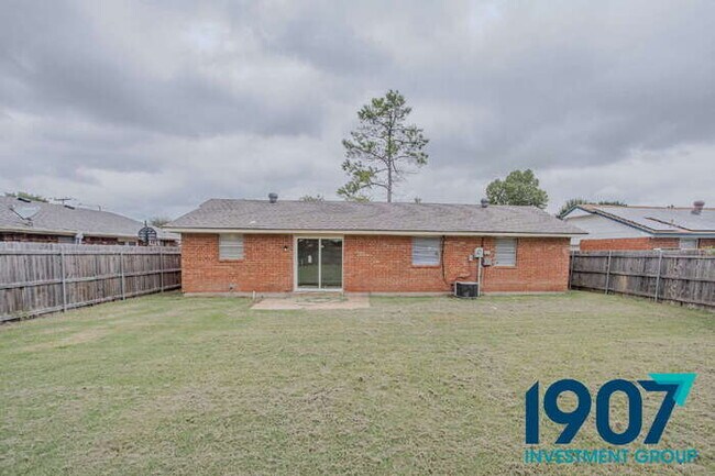 Foto del edificio - Charming 3-Bedroom Home in Moore with Spac...