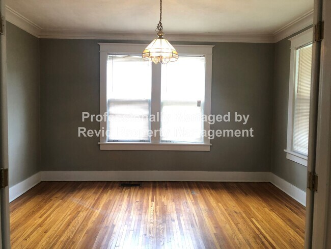 Foto del edificio - Large upstairs apartment in Midtown!