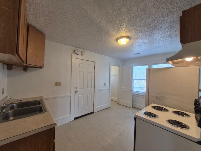 Building Photo - 661 Orange Ave E