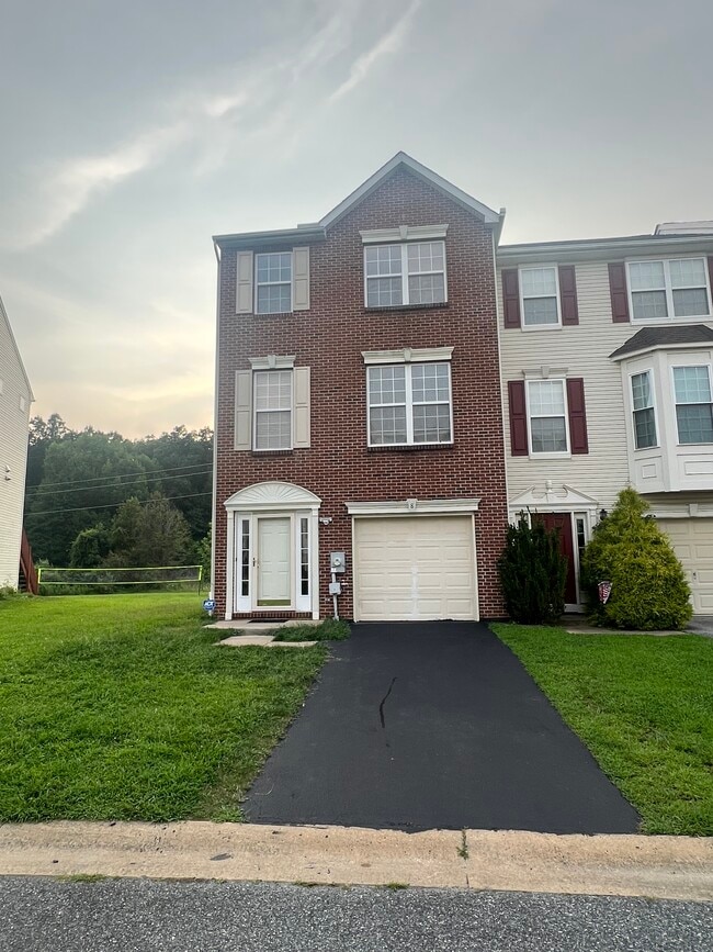 Building Photo - 8 Dolmen Ln