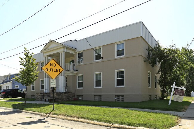 Building Photo - 600 Joughin St