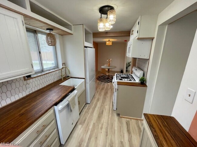 Foto del edificio - 5803 Lake Rd