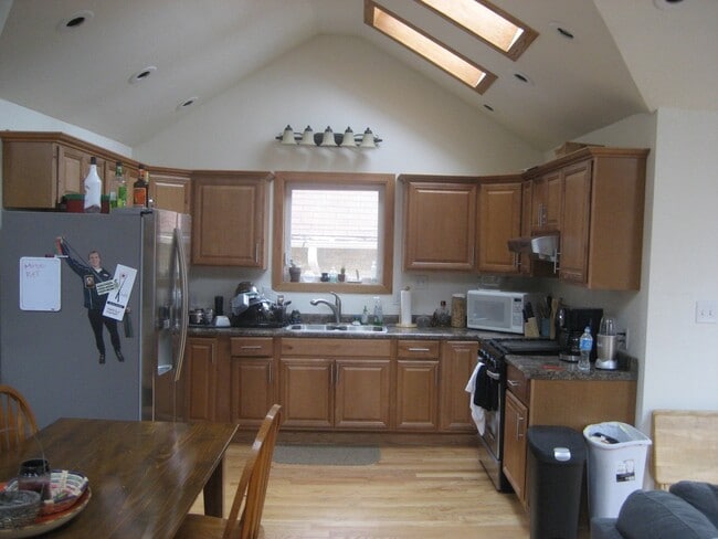 Foto del edificio - 3246 N Downer Ave