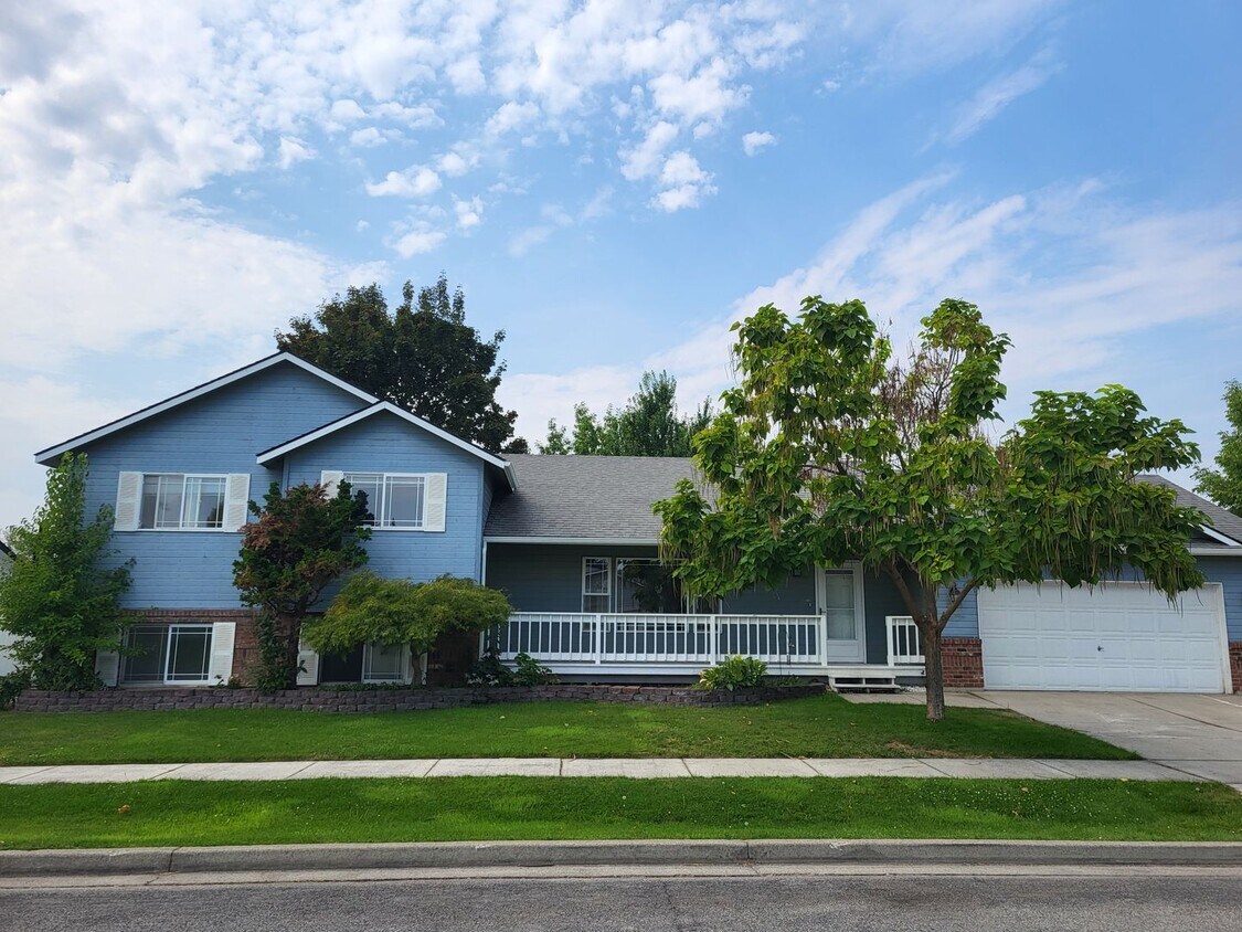 Primary Photo - Spacious 4 bedroom 3.5 Bath Home for Rent ...