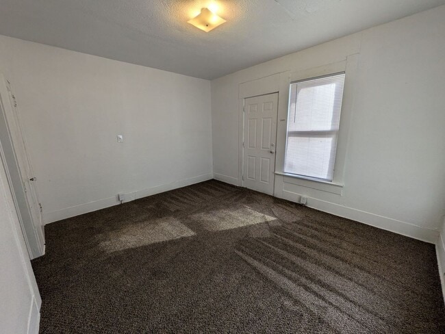 Building Photo - 2105 Cable Ave