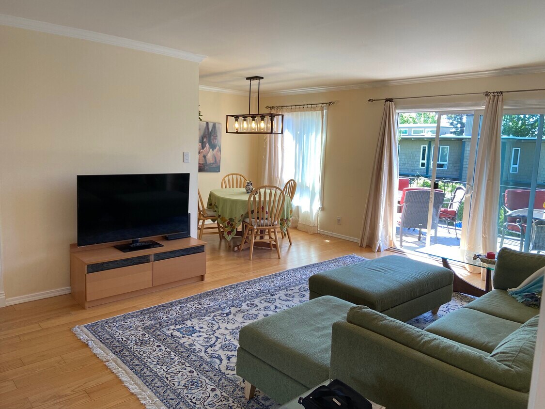 Living Room from hallway pov - 932 Peninsula Ave