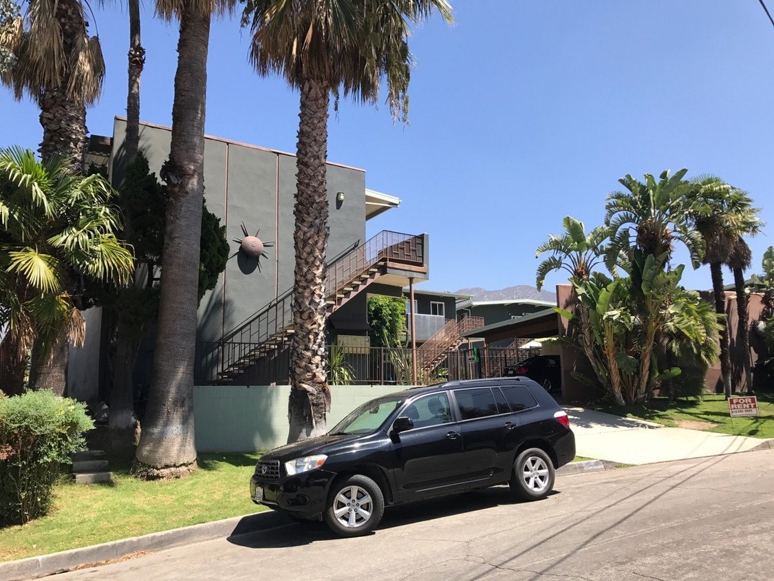 Primary Photo - 2137 La Canada Crest Dr