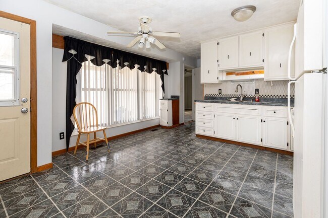 Foto del edificio - Charming 3-bedroom, 1.5-bathroom house in Normal