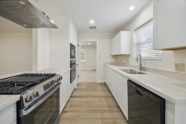 Building Photo - 9631 Philmont Dr