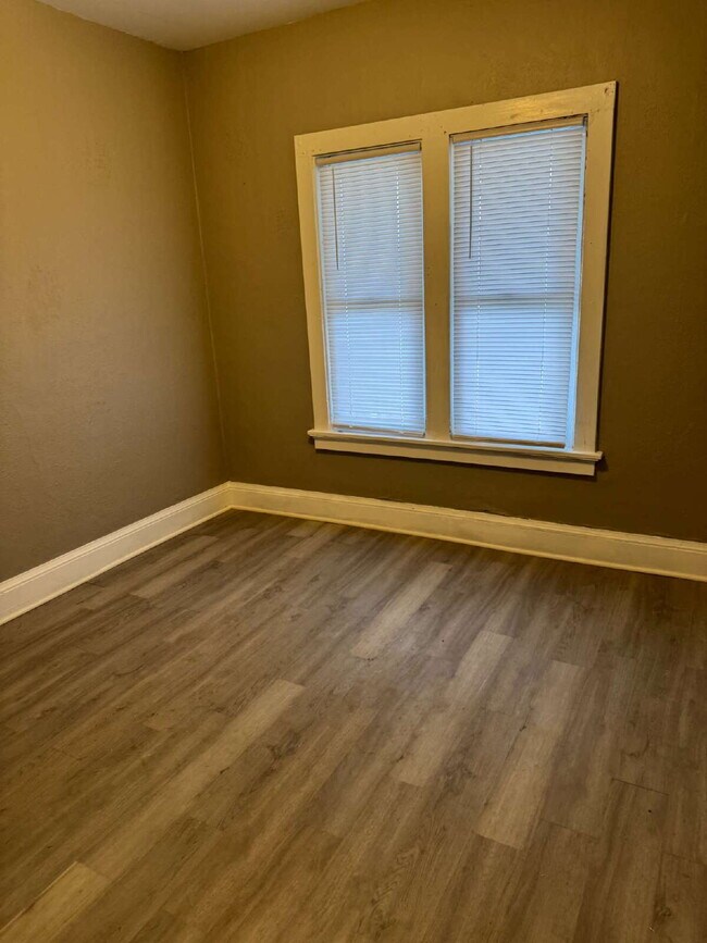 Foto del edificio - "Milwaukee Duplex: 3 Bedroom 1 Full Bath Lower