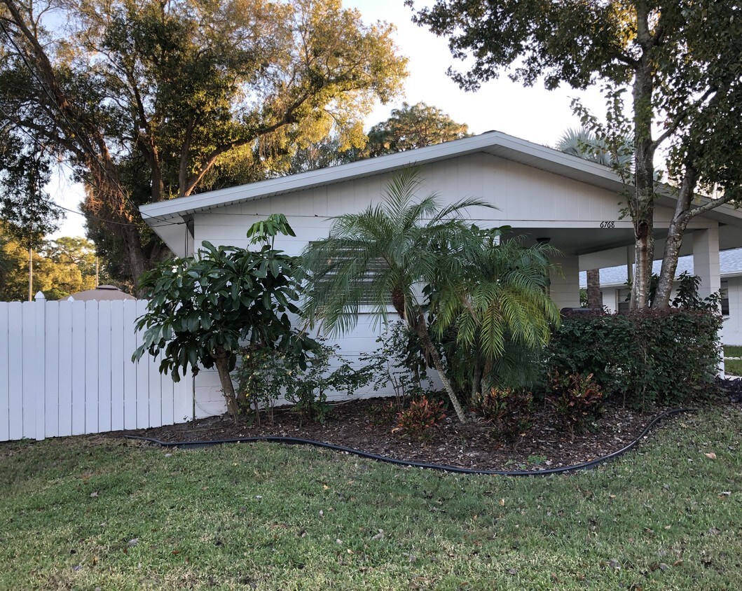 Foto principal - 6768 49th Ave N