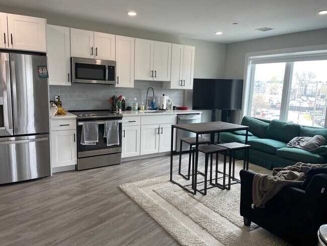 Building Photo - 206 Old Colony Ave