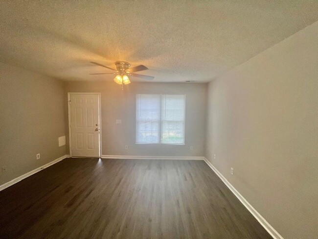 Building Photo - New Flooring!  New Paint!  Convenient to S...