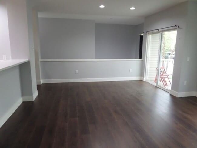 Building Photo - Super Nice 2-Bedroom Townhouse w/Attached ...