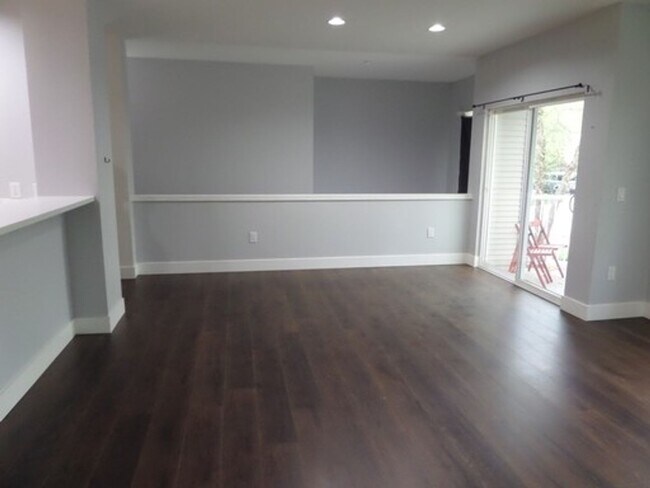 Foto del edificio - Super Nice 2-Bedroom Townhouse w/Attached ...
