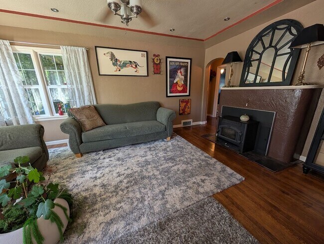 Foto del edificio - Stunning 4 Bedroom Normal Hill House - Pet-Friendly!