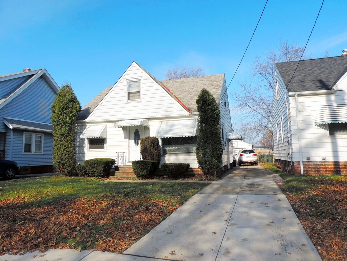 Primary Photo - Completely Renovated 3 Bed - 2 Full Bath C...