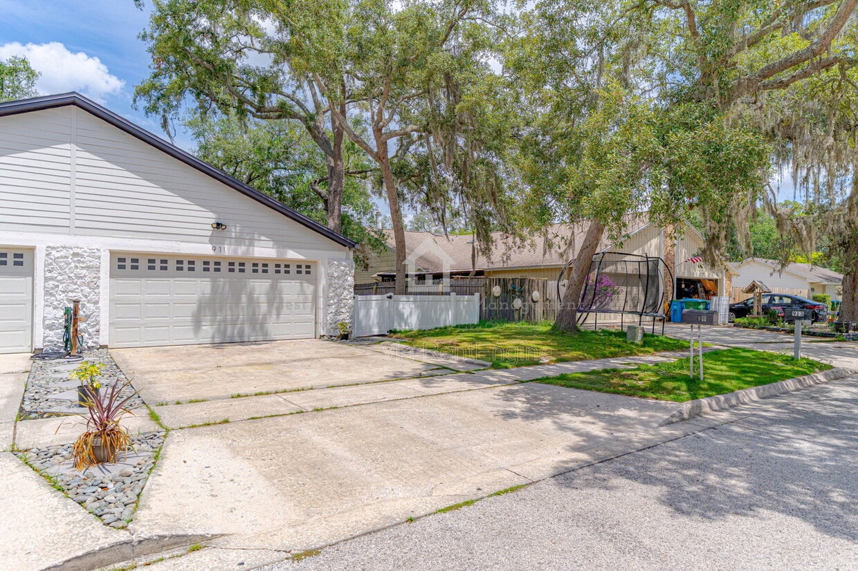 Photo - 911 Robinhood Court
