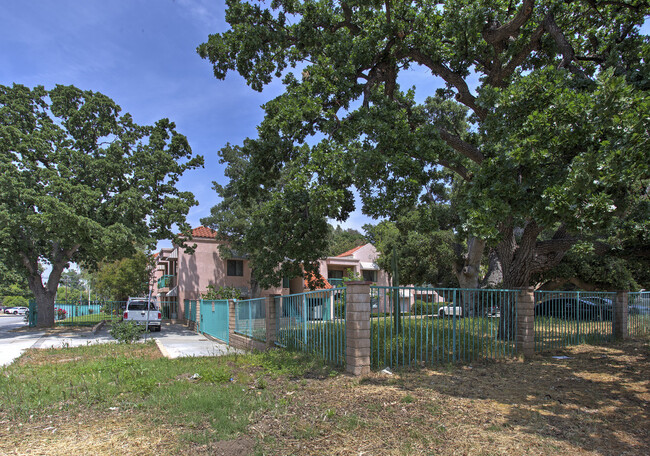 Building Photo - Whispering Oaks Apts